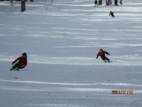 裏山スキー場でスキーをしている様子